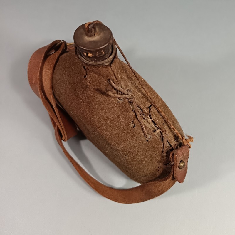 GOURDE OU BIDON DE 2 LITRES ARMEE FRANCAISE MODELE 1935 TISSU KAKI ET AVEC SA BRETELLE
